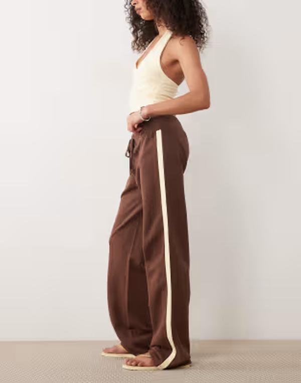エイソス レディース ボトムス 心地好いズボン下 対照 ASOS DESIGN yoga pants with contrast side stripe インチ chocolate 黒茶