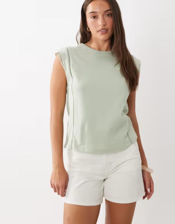 マンゴ レディース トップス ティーシャツ 刺しゅう 旗がしら Mango cap sleeve round neck embroideredetail T-shirt インチ sage サルヴィア