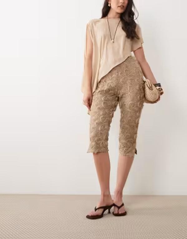 エイソス レディース ボトムス 心地好いズボン下 御花柄 御花 ASOS DESIGN textured floral 3/4 length pants inatural NATURAL