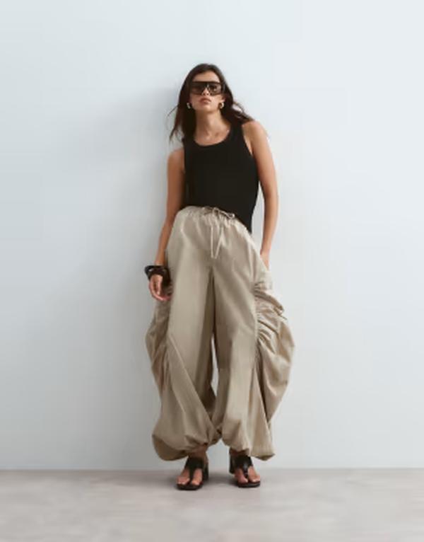 アレンジ レディース ボトムス カジュアルパンツ ギャザー ARRANGE ruched barreleg utility balloon pants in stone ストーン｜ReVida 店