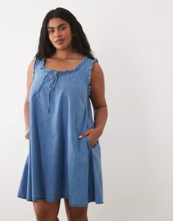 エイソス レディース トップス ワンピース フリル ミニ デニム ASOS Curve ASOS DESIGN Curve denim ruffle detail mini dress with pockets in mid BLUE ブルー｜ReVida 店