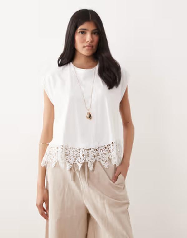 マンゴ レディース トップス Tシャツ コットン 刺繍 Mango 100% cotton embroide red hem T-shirt WHITE ホワイト｜ReVida 店