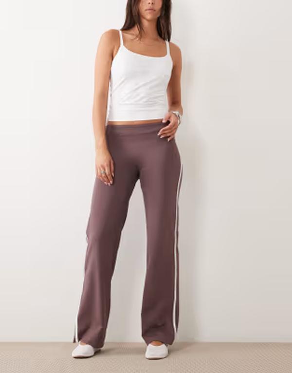 エイソス レディース ボトムス 心地好いズボン下 か細い相応う ASOS DESIGN slim fit yoga pants with side stripe インチ chocolate 黒茶