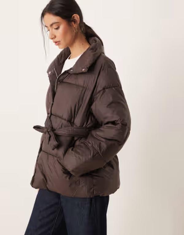 ジーナトリコ レディース アウター コート ジャケット Gina Tricot belted puffer jacket in dark brown ブラウン｜ReVida 店