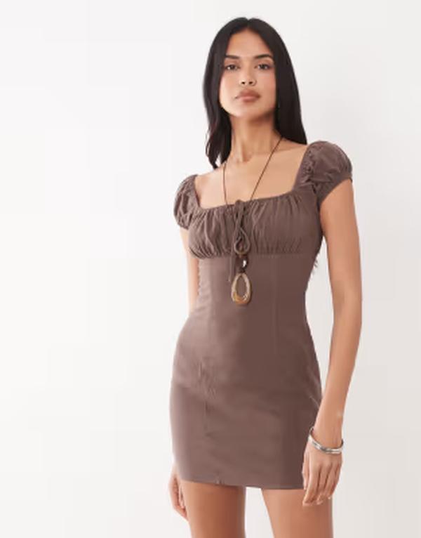 ザ・フロリック レディース トップス ワンピース ギャザー ミニ キャップ リネン The Frolic exclusive linen blend ruched bust cap sleeve mini dress in chocolate チョコレート|ReVida 店