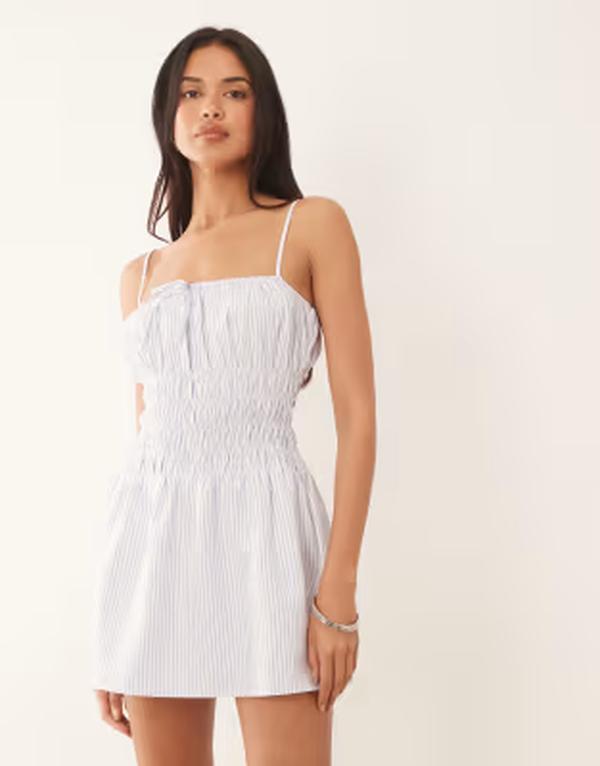 ザ・フロリック レディース トップス ワンピース ミニ The Frolic exclusive poplin look shir red tie front cami flippy hemini dress and white stripe Blue And White ホワイト|ReVida 店