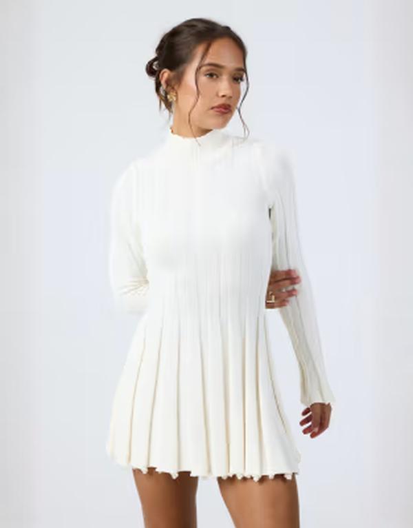 アリアコーブ レディース トップス ワンピース ハイネック プリーツ リブ ミニット Aria Cove knit high neck wide ribbed pleated hemini dress in cream クリーム|ReVida 店