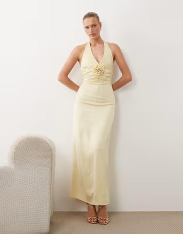 プリティラヴィッシュ レディース トップス ワンピース サテン マキシ ホルター Pretty Lavish satin halterneck maxi with corsage and ruching in lemon|ReVida 店