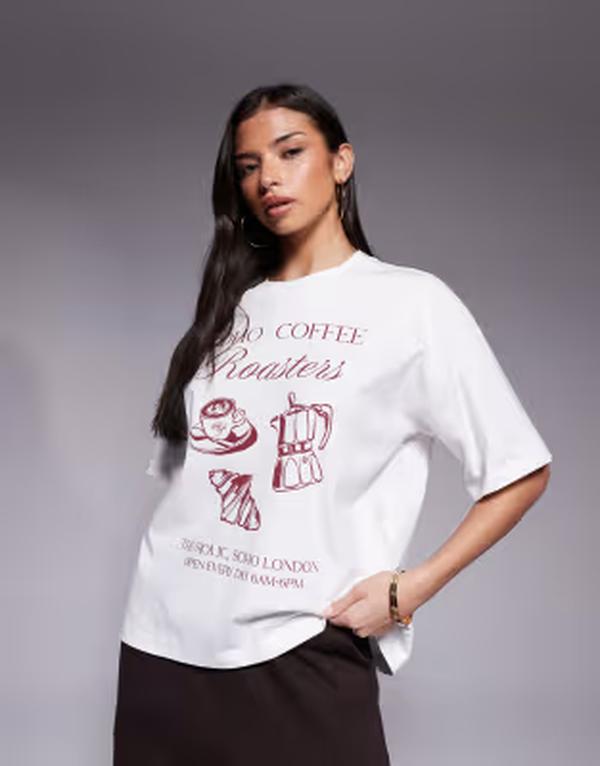 ザ・フロリック レディース トップス Tシャツ コットン グラフィック The Frolic exclusive cotton dropped shoulder 'coffee' graphic front oversized T-shirt in cream IVORY アイボリー｜ReVida 店