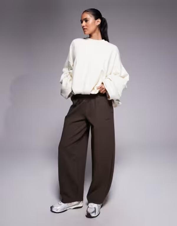 カイア レディース ボトムス 心地好いズボン下 スウェットパンツ 綿織物 Kaiia exclusive cotton rich seam detail barreleg sweatpants インチ chocolate BROWN 赤銅色
