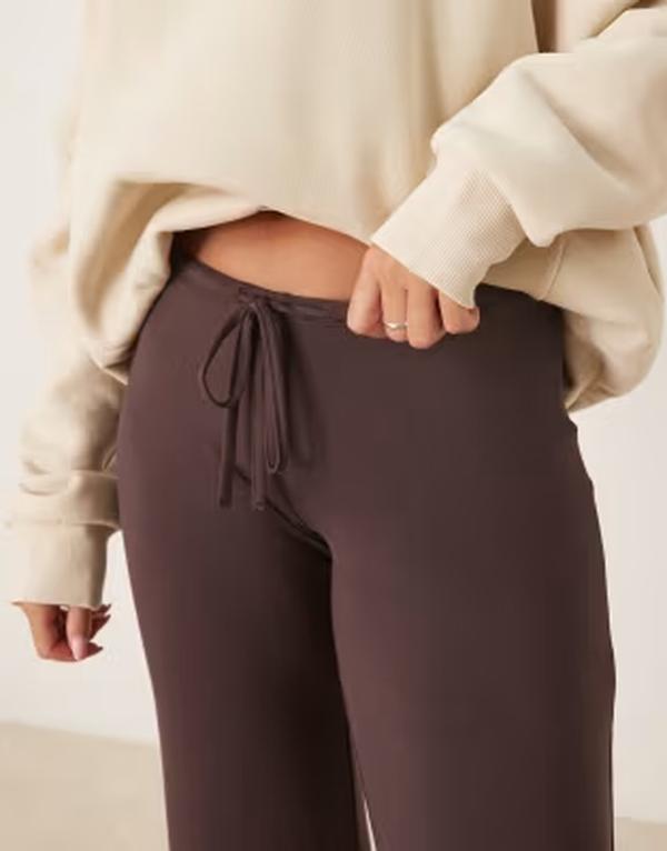 ジーナトリコ レディース ボトムス カジュアルパンツ Gina Tricot lowaist loungewear pants in chocolate brown ブラウン｜ReVida 店
