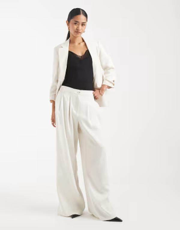 ヴェロモーダ レディース ボトムス カジュアルパンツ ワイドレッグ プリーツ Vero Moda pleated front wide leg tailo red pants in birch - part of a set Birch|ReVida 店
