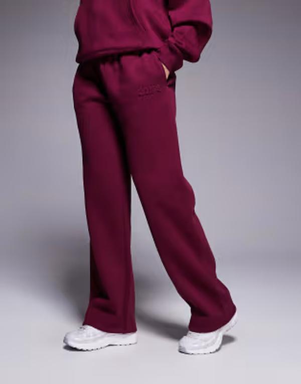 カイア レディース ボトムス 心地好いズボン下 ワイドレッグ スウェットパンツ 綿織物 ロゴタイプ Kaiia cotton rich embossed logo wide leg sweatpants - part of a set BURGUNDY JELLY バーガンディ