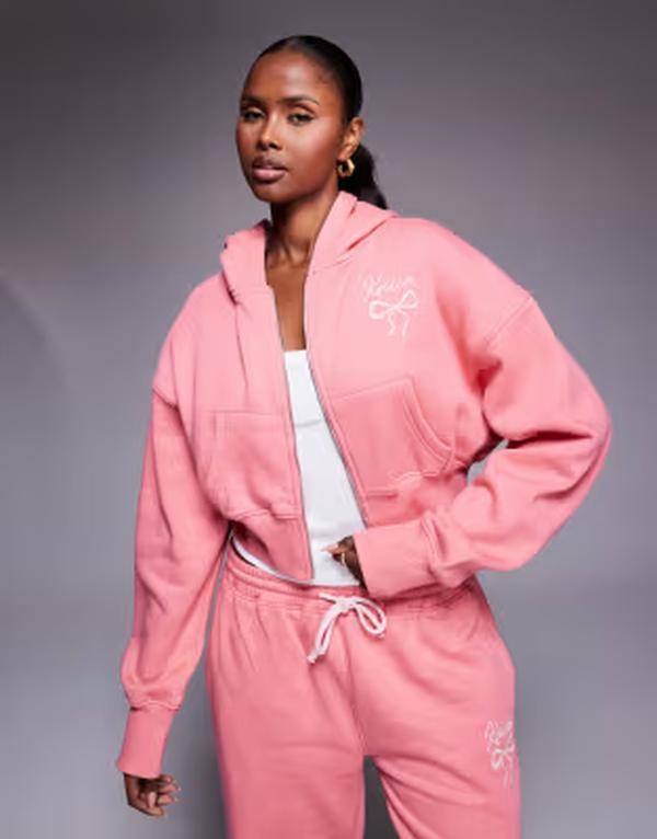 カイア レディース アウター パーカー・スウェット 刺繍 クロップド ロゴ Kaiia embroide red bow logo cropped zip up hoodie in coral and baby pink - part of a set CORAL AND BABY PINK ピンク｜ReVida 店