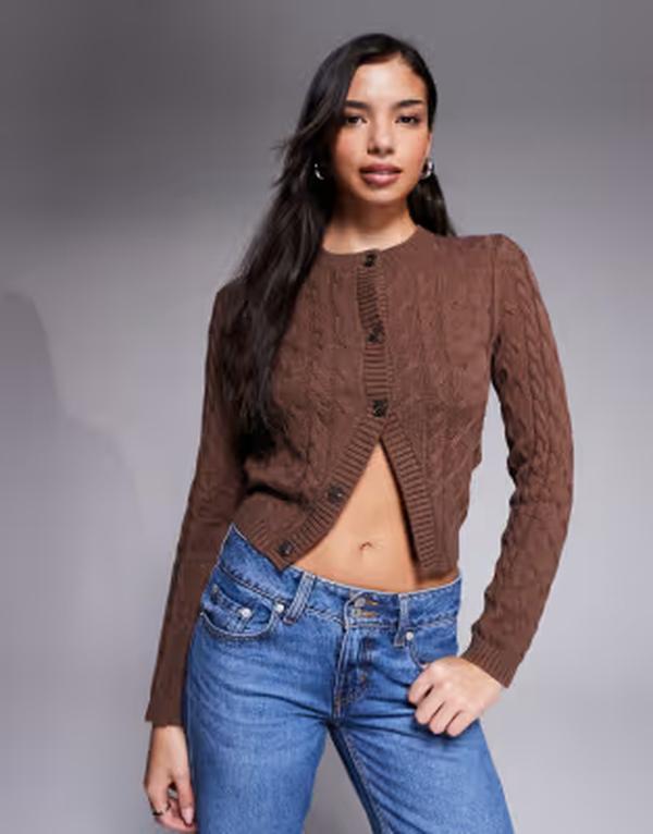 ザ・フロリック レディース アウター カーディガン コットン ニット The Frolic exclusive cotton rich cable knit split front cardigan in chocolate チョコレート｜ReVida 店