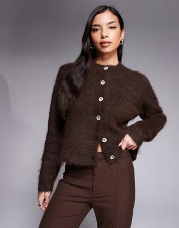 ザ・フロリック レディース アウター カーディガン ニット The Frolic exclusive fluffy knit button up cardigan in chocolate チョコレート｜ReVida 店