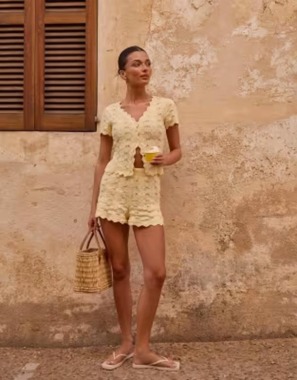 ザ・フロリック レディース ボトムス ハーフパンツ・ショーツ ミニ ショートパンツ The Frolic exclusive crochet scallop trimini shorts in lemon - part of a set LEMON｜ReVida 店