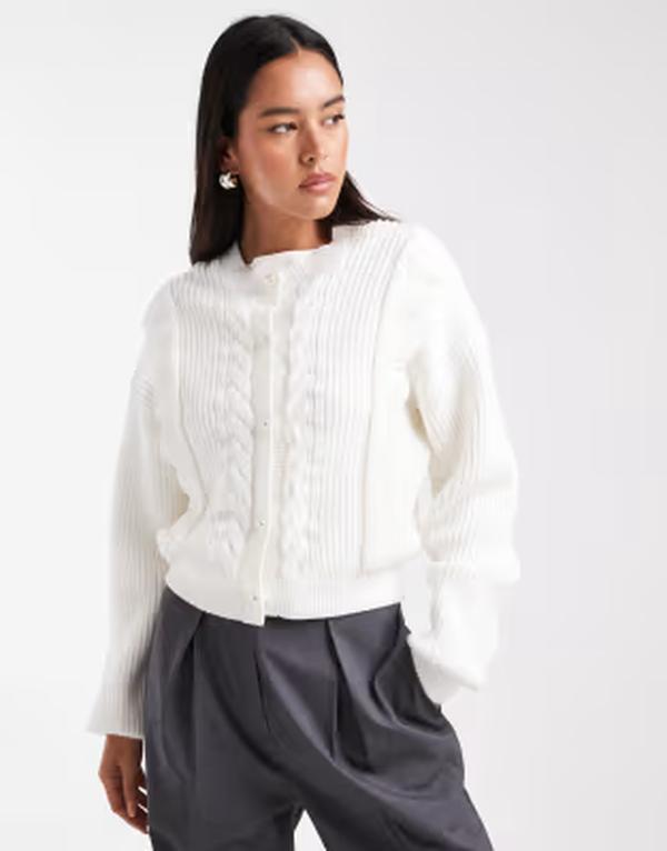 ザ・フロリック レディース アウター カーディガン ニット The Frolic exclusive cable knit faux pearl button up scallop trim cardigan in cream クリーム｜ReVida 店