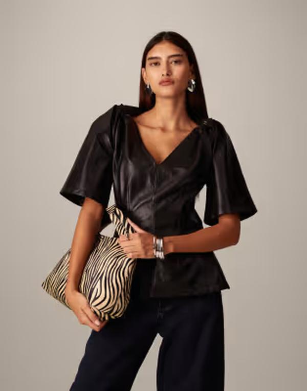 取りあわせる レディース トップス プルオーバー なめし革 ARRANGE twist shoulder top インチ leather Black 黒いこと