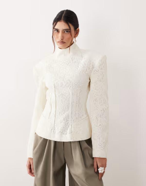 アレンジ レディース トップス シャツ ハイネック レース ARRANGE high neck lace cinched long sleeve top in cream クリーム|ReVida 店