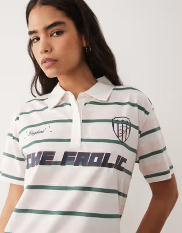 ザ・フロリック レディース トップス Tシャツ ジャージー グラフィック The Frolic exclusive colla red graphic front football jersey T-shirt and green stripes Pink & green ピンク｜ReVida 店