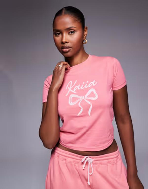 カイア レディース トップス シャツ クルーネック 刺繍 ロゴ Kaiia embroide red bow logo crew neck short sleeve crop top in coral and baby pink - part of a set CORAL AND BABY PINK ピンク|ReVida 店
