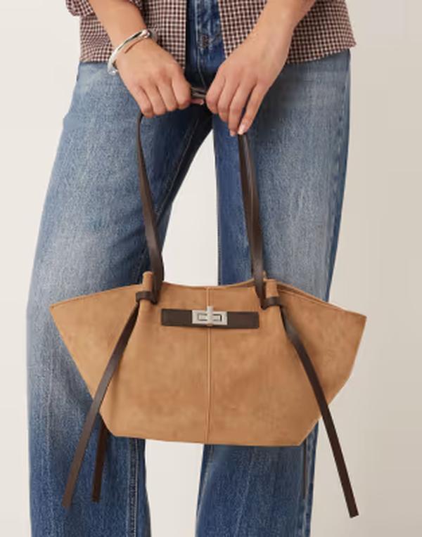ジーナトリコ レディース バッグ スエード Gina Tricot faux suede small tote bag with strap and clutch detail multi brown ブラウン｜ReVida 店