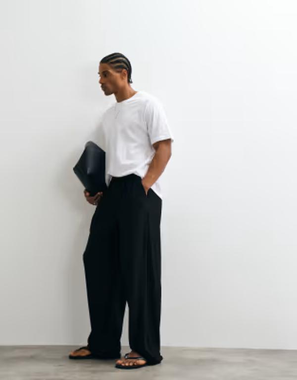 エイソス メンズ ボトムス 心地好いズボン下 筋目 スウェットパンツ ASOS DESIGN wide log pleated sweatpants Black 黒いこと