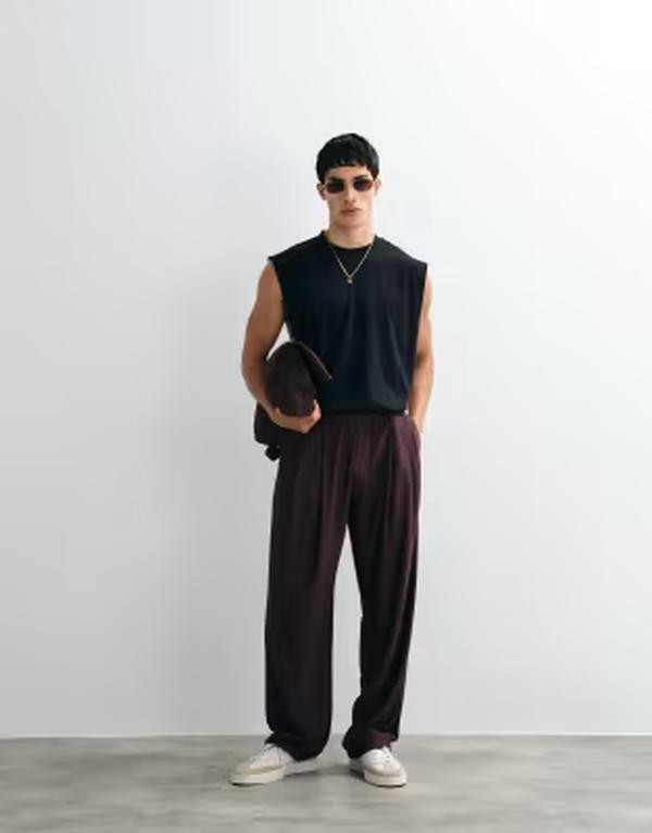 エイソス メンズ ボトムス 心地よいズボン下 ワイドレッグ 筋目 スウェットパンツ ASOS DESIGN wide leg pleated sweatpants Fudge 赤銅色