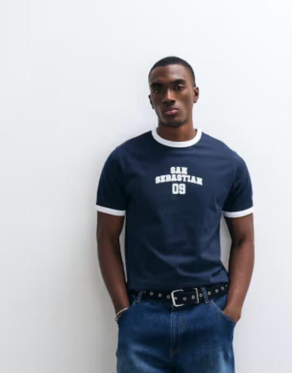エイソス メンズ トップス Tシャツ レギュラーフィット グラフィック ASOS DESIGN regular fit ringer T-shirt with San Sebastian graphic NAVY BLAZER ネイビー｜ReVida 店