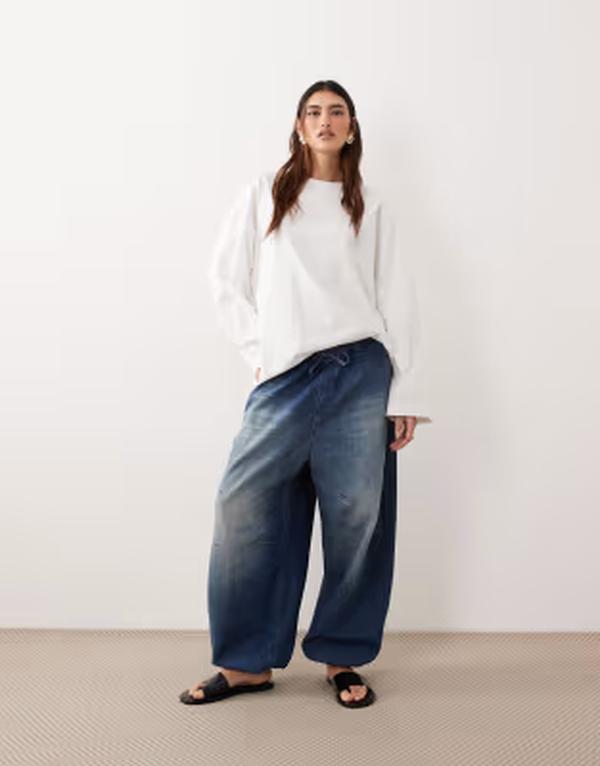 アレンジ レディース ボトムス デニムパンツ ドローコードウエスト ジーンズ ARRANGE Quinn drawstring waist barrel jeans in washed Blue ブルー｜ReVida 店