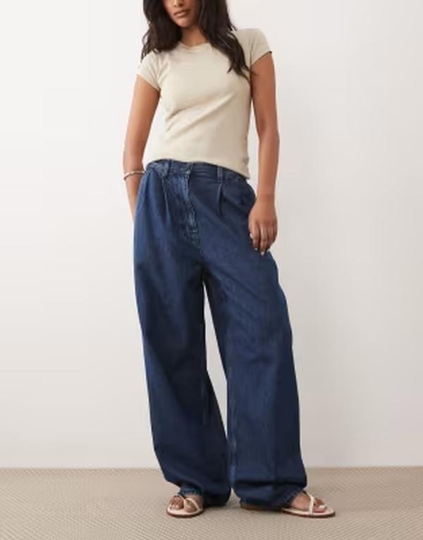 アルケット レディース ボトムス デニムパンツ ワイドレッグ プリーツ ジーンズ ARKET wide leg pleated jeans in midwash MID BLUE ブルー｜ReVida 店 29,850円
