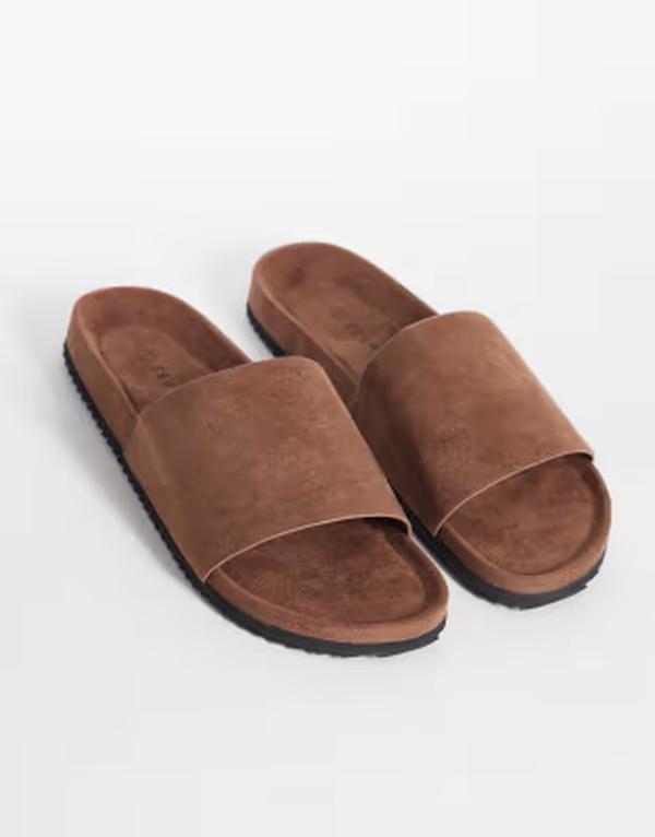 セクウェル メンズ シューズ サンダル スエード SEQWL Marina slides in chocolate faux suede Choc suede チョコレート｜ReVida 店