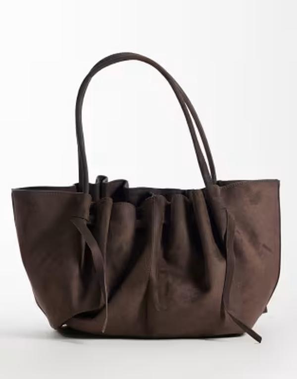 ジーナトリコ レディース バッグ ギャザー スエード Gina Tricot ruched suede tote bag with long straps in chocolate Dark brown 7180 ブラウン｜ReVida 店