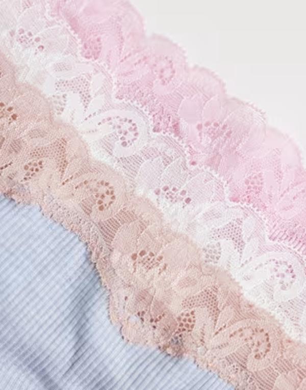 エイソス レディース アンダーウェア ブリーフパンツ レーストリム コットン レース ASOS DESIGN Aria 3 pack cotton thongs with lace trim in heathe red pink heather gray & GRAY PINK & BLUE グレー｜ReVida 店