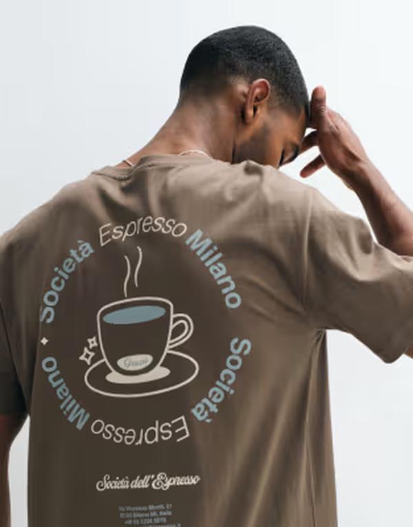 オンリーアンドサンズ メンズ トップス Tシャツ リラックスフィット プリント ONLY & SONS relaxed fit-shirt with espresso back print in light khaki Canteen ESPRESSO カーキ|ReVida 店