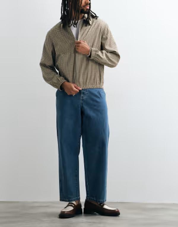 エイソス メンズ ボトムス デニムパンツ ジーンズ ASOS DESIGN relaxed tape red jeans in mid wash blue with pleats and buckle Mid wash blue ブルー｜ReVida 店