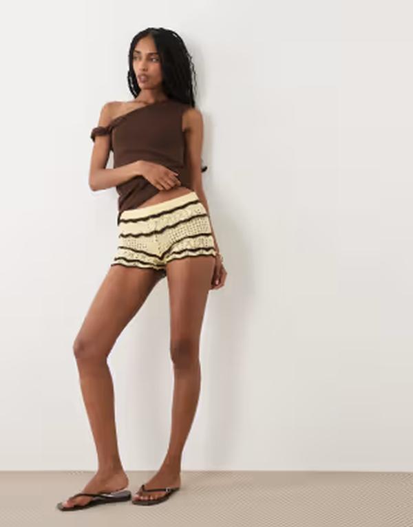 ミスセルフフリッジ レディース ボトムス ハーフパンツ・ショーツ ショートパンツ ニット Misselfridge crochet knit shorts in yellow and chocolate stripes - part of a set Buttermilk stripe ストライプ｜ReVida 店
