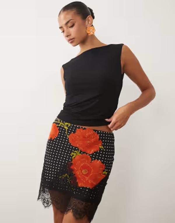 ネバーフリードレスド レディース ボトムスカート レーストリム プリント ミニ サテン レース Never Fully Dressed Maeva satin mini skirt with lace trim hem poppy printile Print ブラック｜ReVida 店