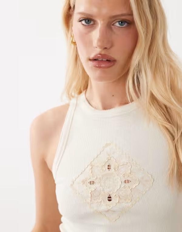 ミスセルフフリッジ レディース トップス シャツ 刺繍 Misselfridge rib tank top with embroide red trim in cream クリーム｜ReVida 店