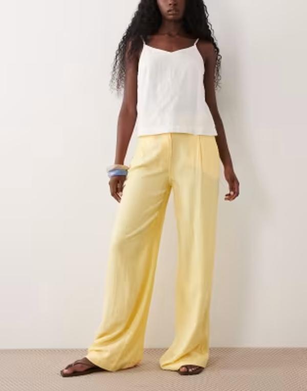 エイソス レディース ボトムス カジュアルパンツ ストレート リネン ASOS DESIGN relaxed straight leg pants with linen in yellow イエロー｜ReVida 店