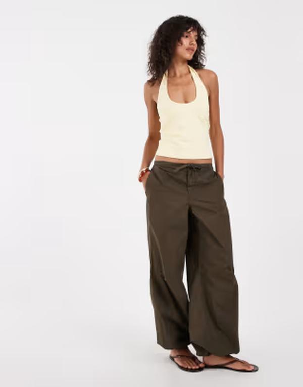 エイソス レディース ボトムス カジュアルパンツ ASOS DESIGN parachute pants with toggle hem detail Khaki カーキ｜ReVida 店