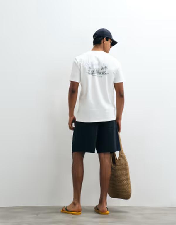 マンゴ メンズ トップス Tシャツ レギュラーフィット クルーネック プリント グラフィック Mango regular fit crew neck graphic back print-shirt WHITE ホワイト｜ReVida 店
