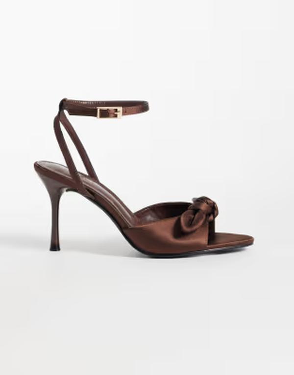 シミー ワイドフィット レディース シューズ サンダル サテン ヒール Simmi Wide Fit Simmi London Tiarra Wide Fit heeled sandals with bow in chocolate satin CHOCOLATE SATIN チョコレート｜ReVida 店