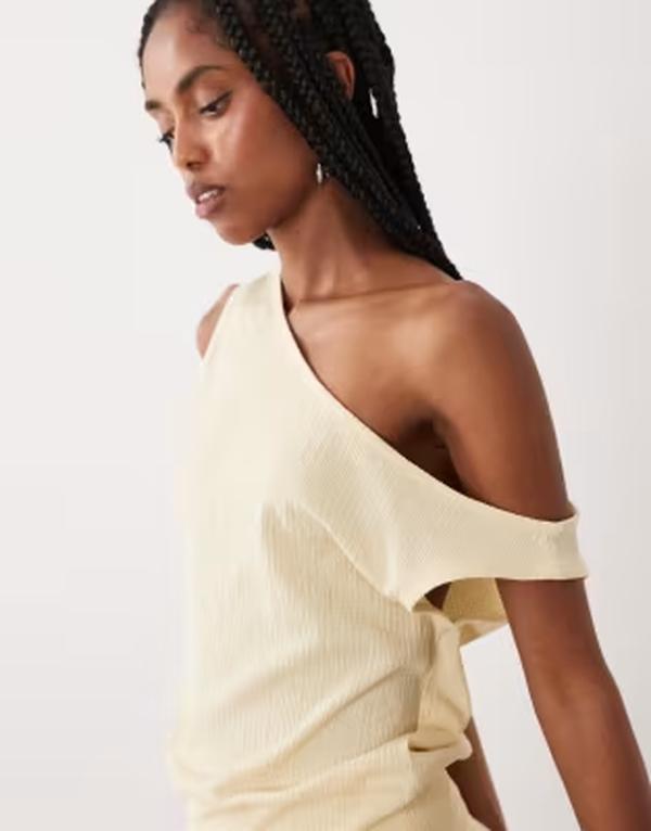 エイソス レディース トップス Tシャツ ウエストマーク ASOS DESIGN textu red off the shoulder top with cinched waist in buttermilk｜ReVida 店