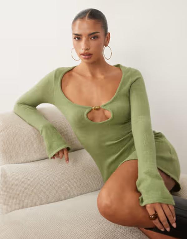 モーテル レディース トップス ワンピース ミニット Motel Kodia scoop neck shell knit mini dress in olive GREEN グリーン｜ReVida 店 29,480円