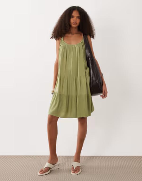 【送料無料】 ヴィラ レディース ワンピース トップス VILA tie shoulder tiered cheesecloth cami mini dress in moss green Mosstone｜ReVida 店