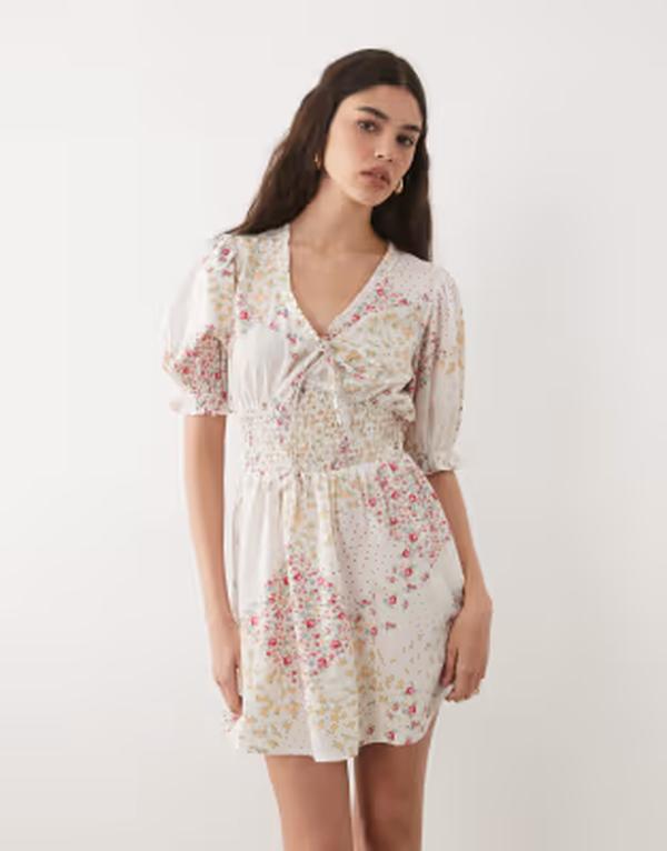 【送料無料】 ウェンズデーガール レディース ワンピース トップス Wednesday's Girl floaty mini dress in beige spliced floral and polka-dot prints PINK｜ReVida 店