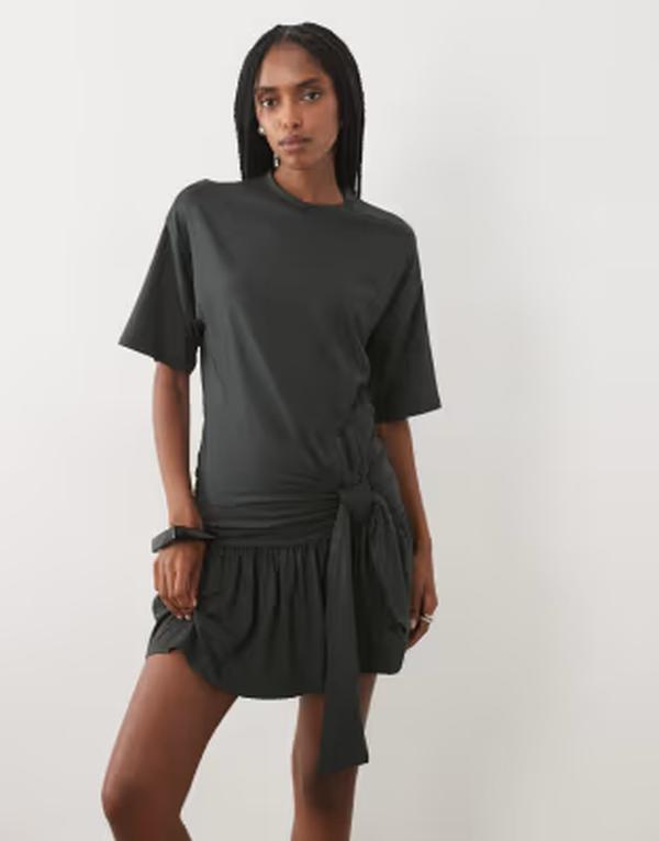 エイソス レディース トップス ワンピース Tシャツ ASOS DESIGN sarong style t-shirt dress with frill hem Khaki カーキ｜ReVida 店 15,036円