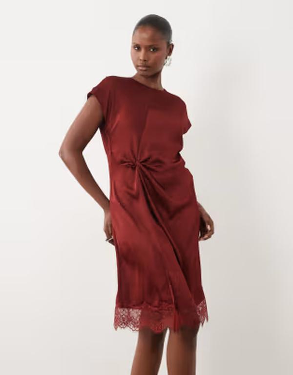 ヴェロモーダ レディース トップス ワンピース レーストリム ギャザー ミニ レース Vero Moda ruchedetail mini dress with lace trim in rust Russet brown ブラウン｜ReVida 店
